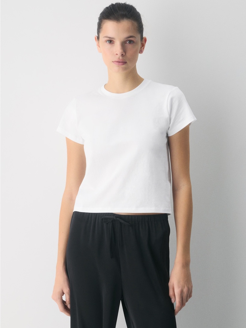 Aritzia White Short Sleeve Crewneck Crop Tee